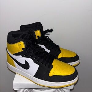Nike Men's Black, Yellow, and White Sneakers